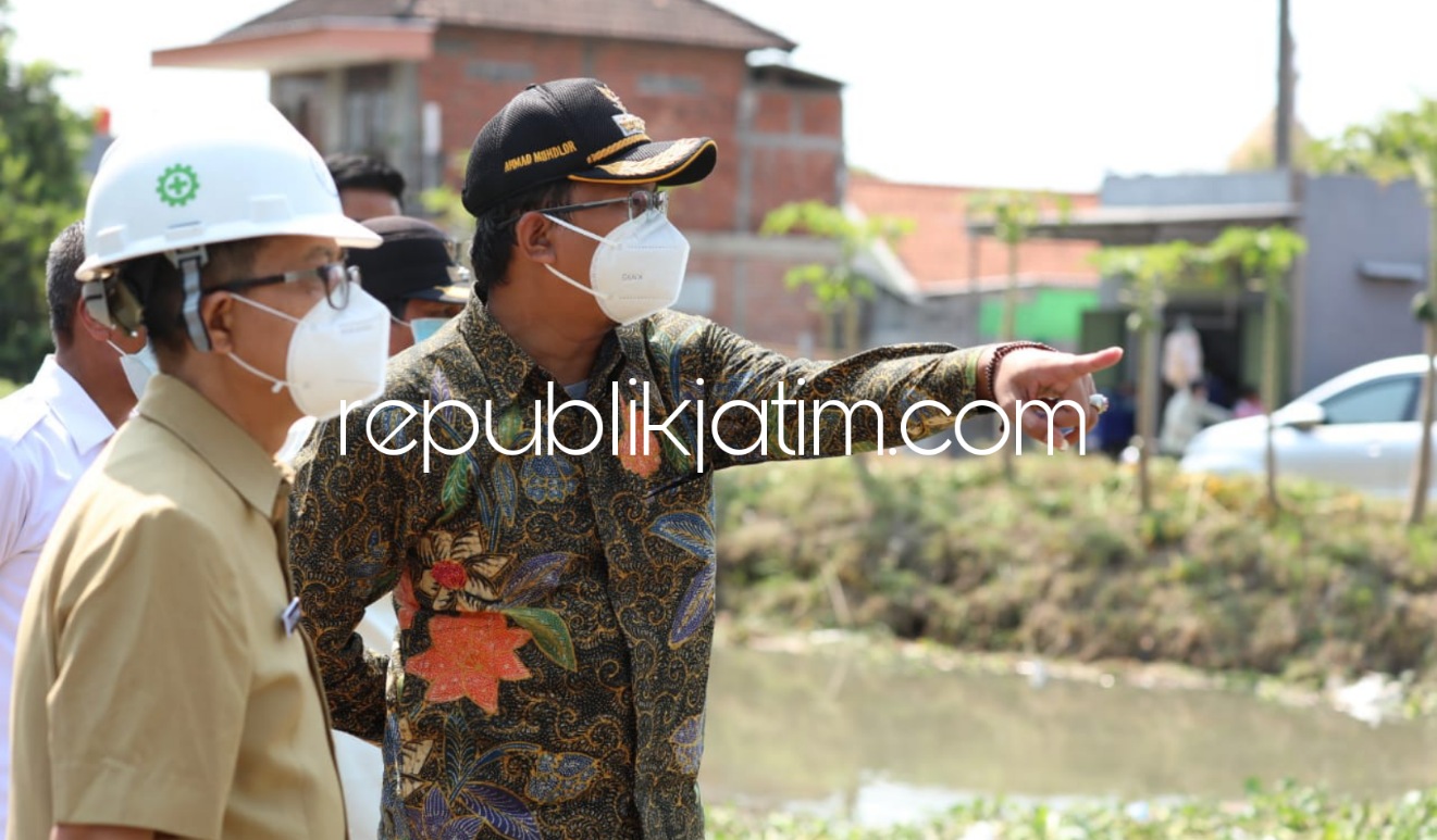 SIDAK - Bupati Sidoarjo, Ahmad Muhdlor Ali (Gus Muhdlor) mengecek pembersihan tanaman eceng gondok bercampur dengan sampah rumah tangga yang memenuhi Kali Mangeten Kanal 3, timurnya perempatan Dungus, Kecamatan Sukodono, Sidoarjo, Rabu (08/09/2021). 