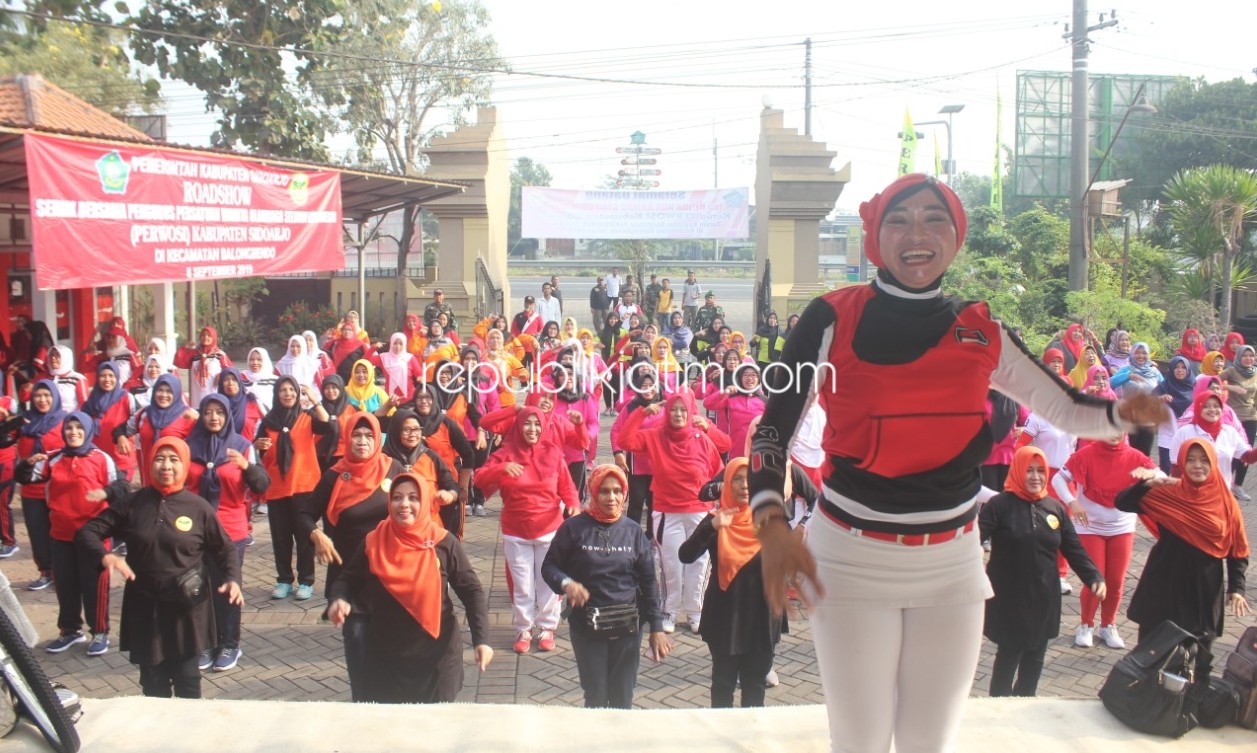 SENAM BERSAMA - Perwosi Sidoarjo mengajak masyarakat Kecamatan Balongbendo untuk senam bersama, Minggu (08/09/2019). 
