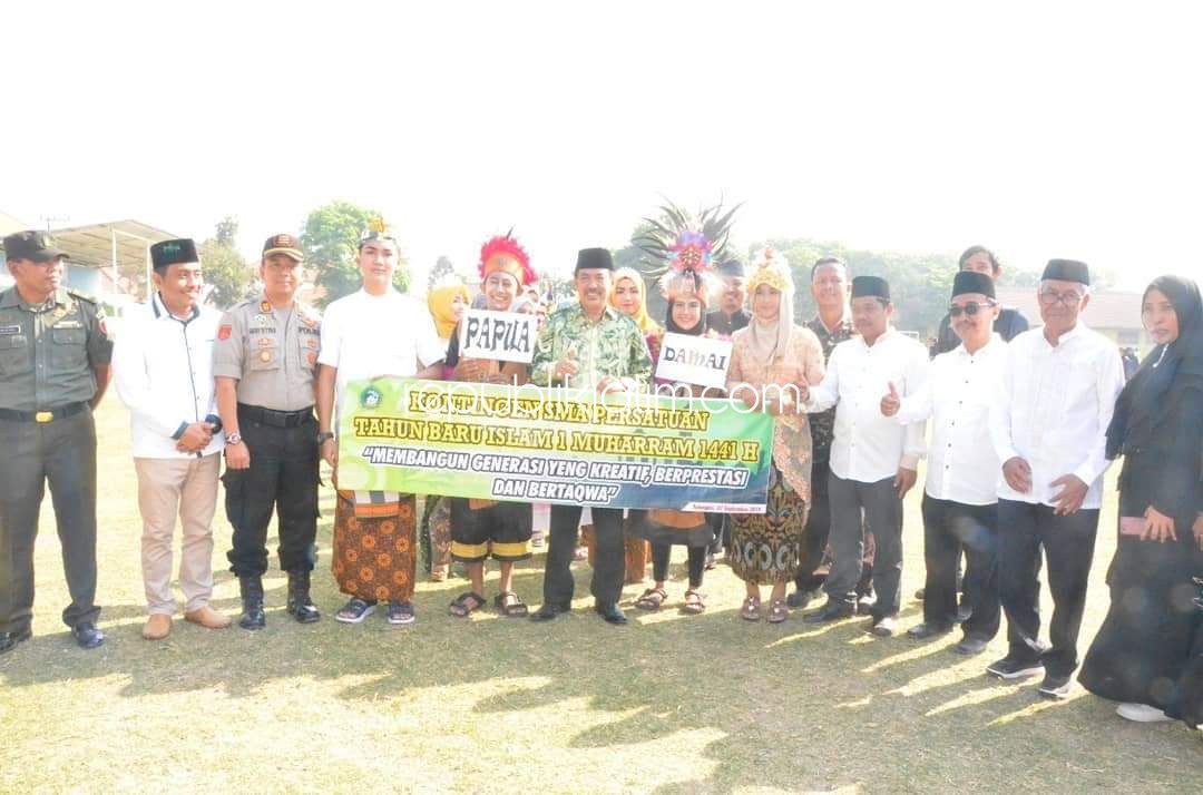 PAWAI TAARUF - Wabup Sidoarjo, Nur Ahmad Syaifuddin memberangkatkan ribuan peserta Pawai Taaruf dari Lapangan Desa Kenongo, Kecamatan Tulangan, Sidoarjo, Sabtu (07/09/2019).
