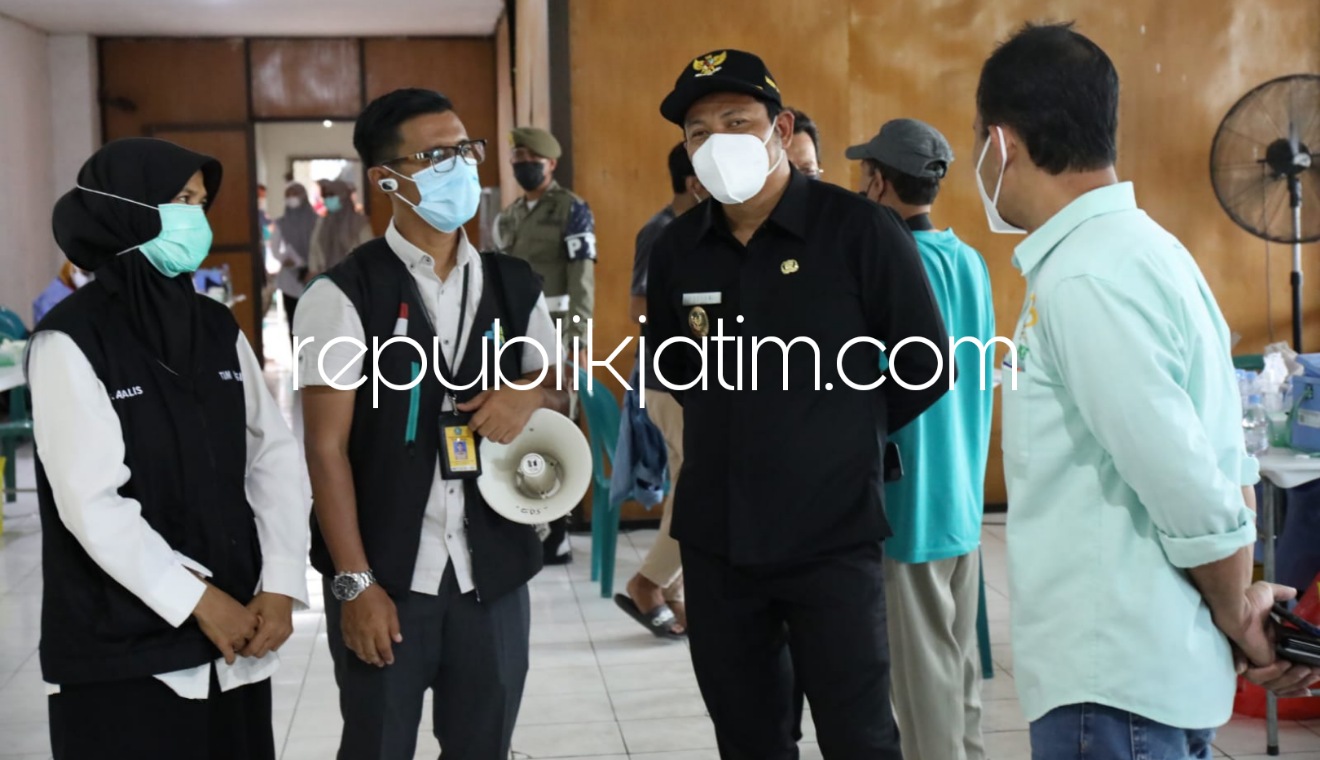 TINJAU - Ketua DPC PKB Sidoarjo, Subandi meninjau pelaksanaan vaksinasi massal yang digelar partai politik (parpol) DPC PKB Sidoarjo dengan peserta 3.000 orang di GOR Sidoarjo, Rabu (08/09/2021). 
