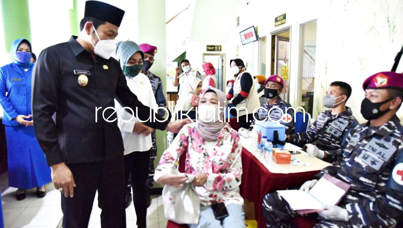 TINJAU - Wakil Bupati Sidoarjo, Subandi meninjau pelaksanaan serbuan vaksin bagi 1.100 warga Desa Pabean, Kecamatan Sedati, Sidoarjo, Rabu (08/09/2021).