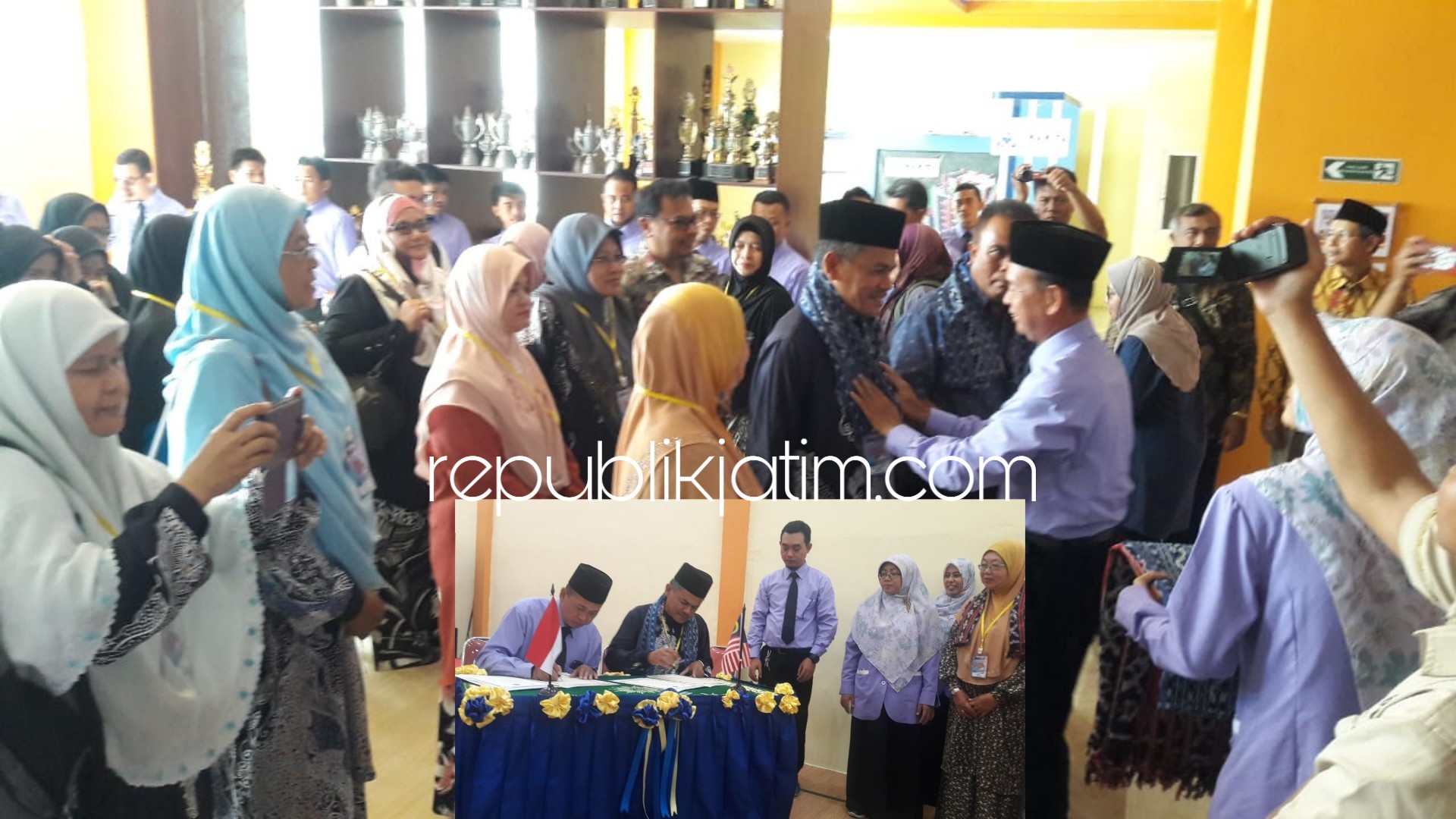 SAMBUT - Kepala Smamita, Zainal Arif Fakhrudi beserta para guru menyambut kedatangan rombongan Sekolah Menengah Kebangsaan Agama (SMKA) Sharifah Rodziyah, Malaka, Malaysia dengan menyematkan songket dan menandatangani MoU (kerjasama), Sabtu (08/09/2018).