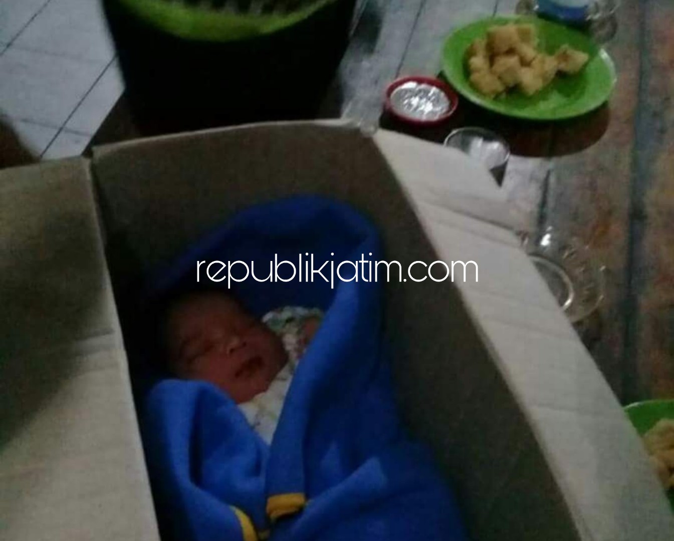 DIBUANG - Bayi berjenis kelamin perempuan seberat 3,2 kilogram dengan panjang 50 sentimeter yang dibungkus kardus ditemukan warga di depan Rumah Makan Pujasera, Dusun Klagen, Desa Tropodo, Kecamatan Krian, Sidoarjo, Jumat (07/09/2018) malam.