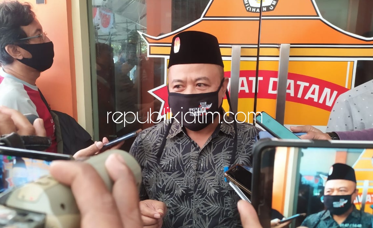 KETERANGAN - Ketua KPU Sidoarjo, M Iskak memberi keterangan pers soal salah satu Cawabup yang positif terpapar Covid-19 di kantor KPU Sidoarjo, Selasa (08/09/2020).