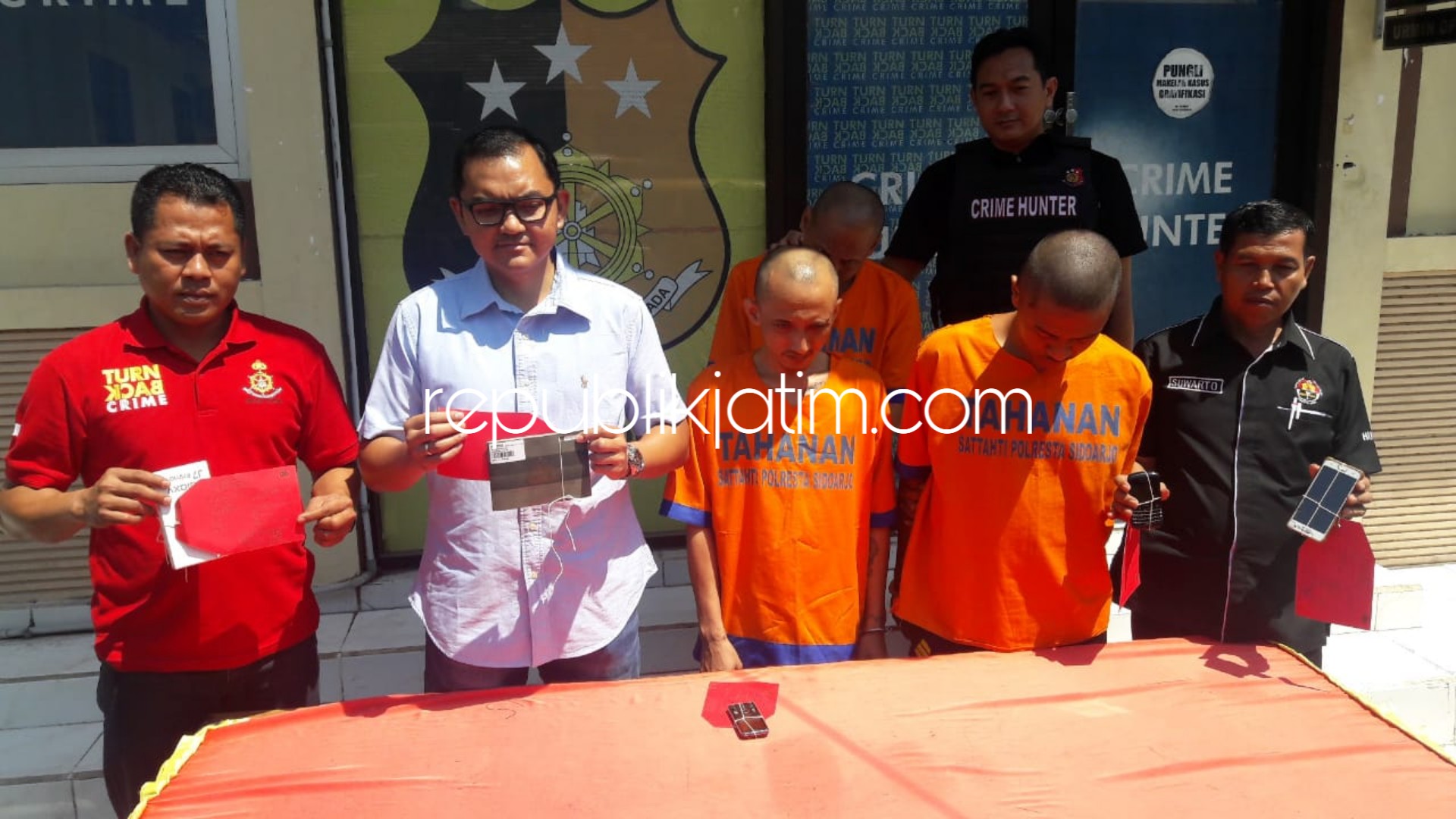 KOMPLOTAN - Sebanyak 3 anggota komplotan penipuan dan perampasan, Wisnu Dwi Saputra (22), Widi Harianto (38) dan Edi Pranoto (42) dijebloskan tahanan Polresta Sidoarjo beserta barang bukti hasil penipuan dan perampasan, Minggu (09/09/2018).