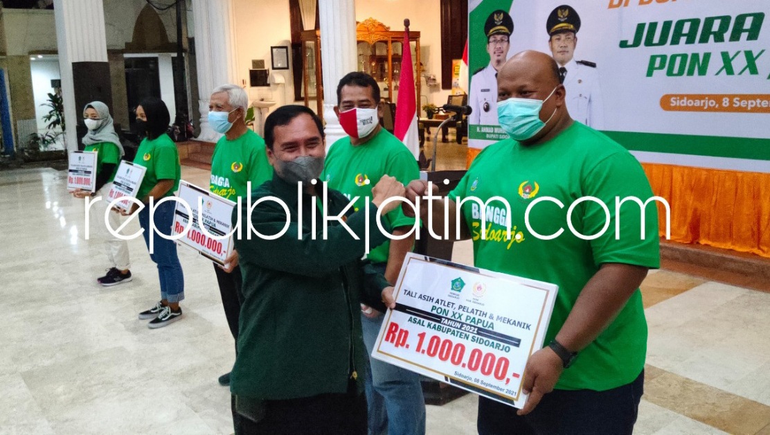BERANGKAT - Sebanyak 105 atlet beserta official diberangkatkan Ketua DPRD Sidoarjo, Usman bersama Sekda Sidoarjo Ahmad Zaini, Ketua KONI Sidoarjo M Franky Effendi dan Ketua Harian KONI Jawa Timur M Nabil di Pendopo Delta Wibawa, Rabu (08/09/2021) malam.