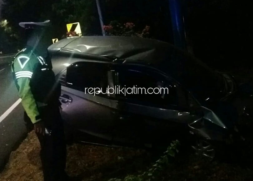 TABRAK - Mobil Honda Brio bernopol L 1453 GG yang dikemudikan Monica Kristianty (21) mahasiswa asal Perum Taman Pinang Indah Desa Lemahputro, Kecamatan Sidoarjo menabrak tiang listrik di Exit Tol Sidoarjo hingga tewas, Senin (09/09/2019).