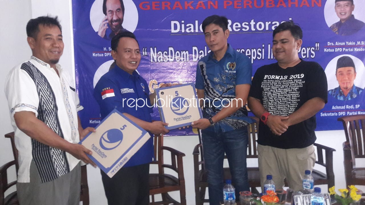 DIALOG - Ketua DPD Partai Nasdem, Ainul Yakin mengajak dialog sejumlah wartawan di kantornya JL Raya Sarirogo, Sidoarjo soal masa depan dan gerakan politik Partai Nasdem Sidoarjo, Senin (09/09/2019).