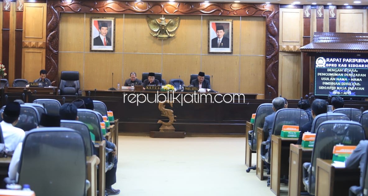 PARIPURNA PENETAPAN - Ketua dan Wakil Ketua DPRD Sementara, Usman dan Suyarno memimpin Rapat Paripurna Penetapan 4 Nama Calon Pimpinan DPRD Sidoarjo definitif, Senin (09/09/2019).