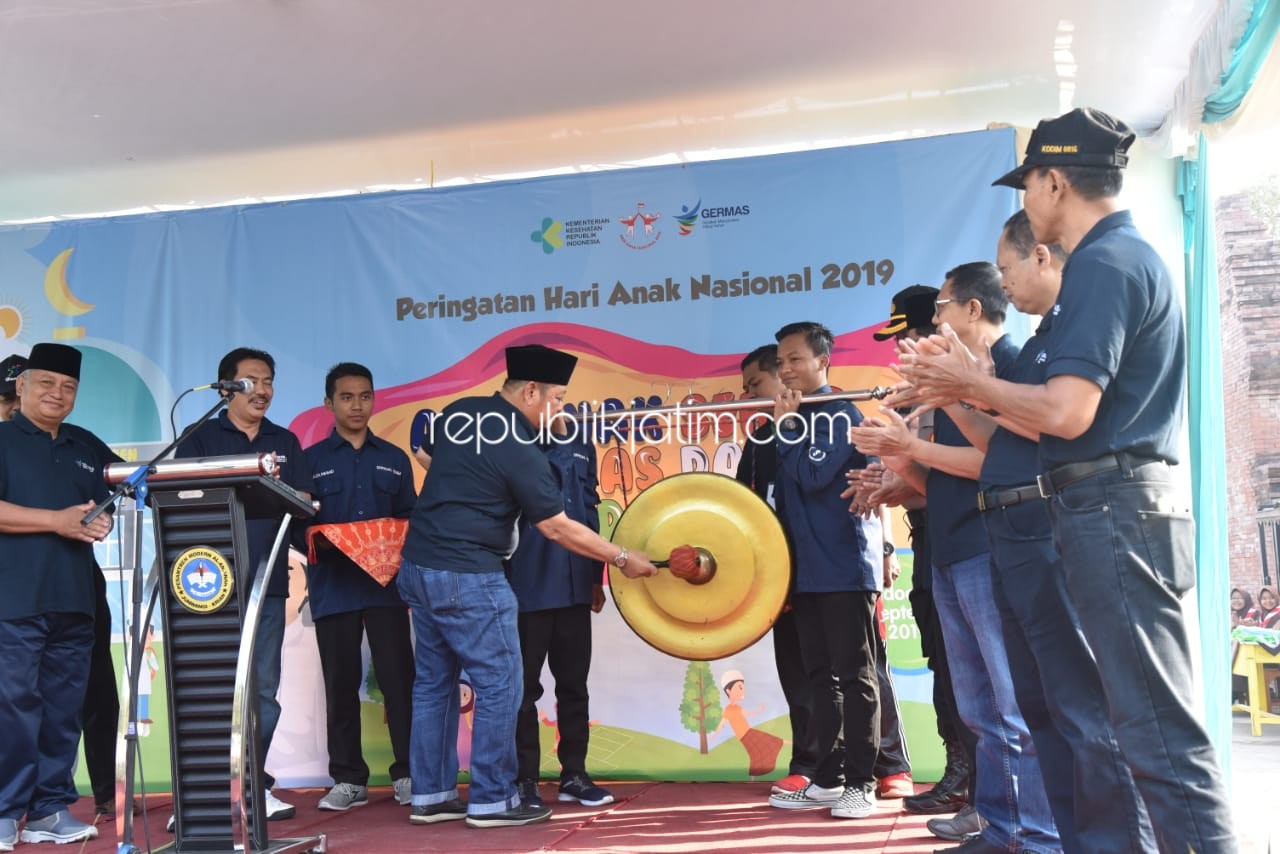 HAN - Bupati Sidoarjo, Saiful Ilah membuka acara Peringatan Hari Anak Nasional (HAN) di Ponpes Al Amanah Desa Junwangi, Kecamatan Krian, Sidoarjo dengan memukul gong, Minggu (08/09/2019).
