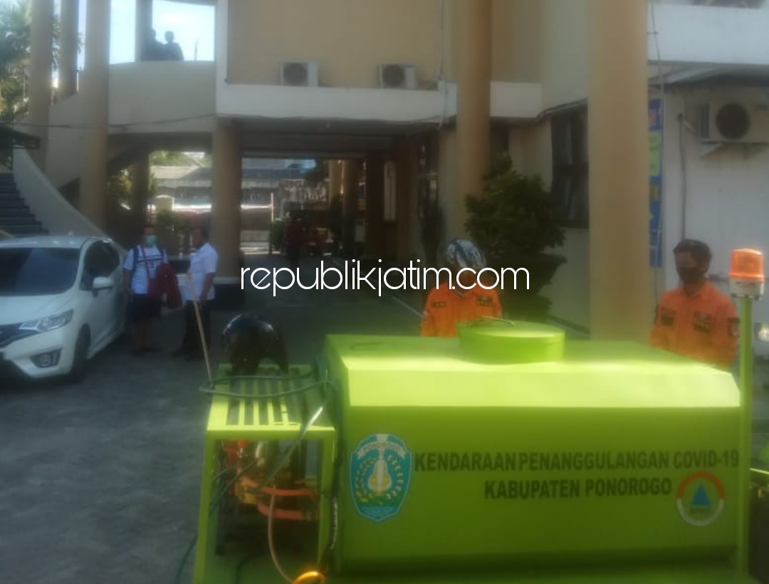 SEMPROT - Ketua DPRD Ponorogo, Sunarto saat menyaksikan suasana penyemprotan disinfektan di lingkungan ruang gedung DPRD Ponorogo, Rabu (09/09/2020).