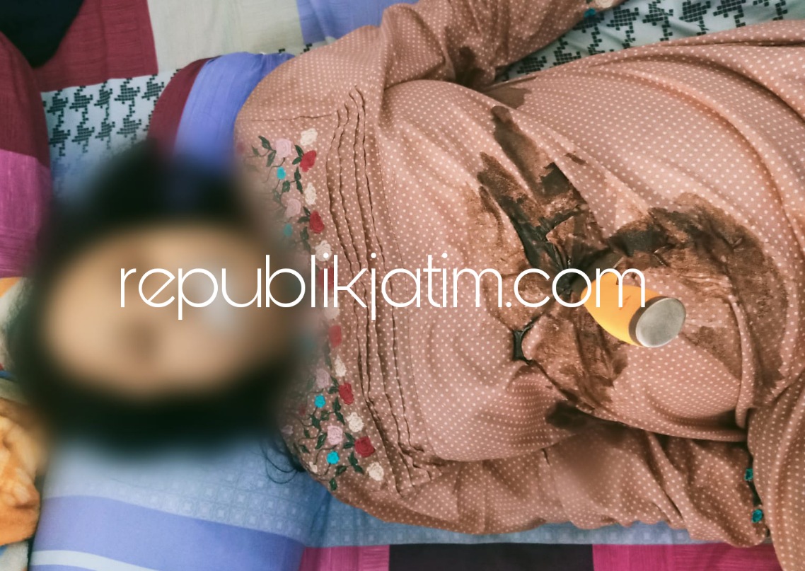 TEWAS - Pegawai Laundry, Marmi (47) warga Desa Krowe, Kecamatan Lembeyan, Magetan tewas mengenaskan di kamar kosnya JL Bungurasih Timur, Desa Bungurasih, Kecamatan Waru dengan kondisi pisau menancap di ulu hati dan mulut berbusa, Kamis (09/09/2021).