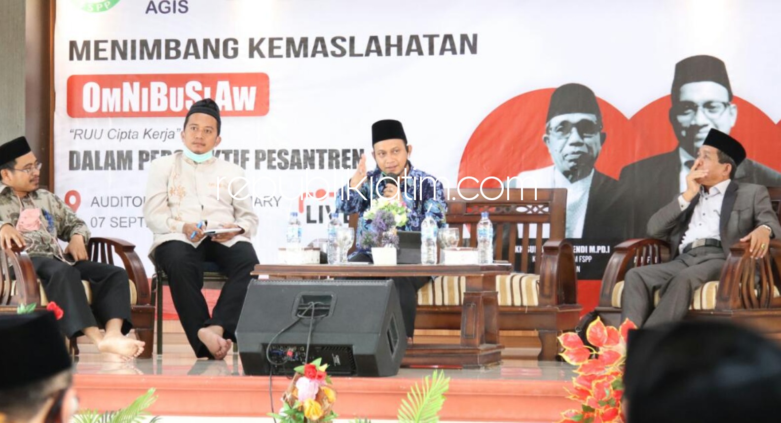 DIALOG - Pengacara Syariah sekaligus Sekretaris Jenderal Asosiasi Pengacara Syariah Indonesia (APSI), Andi Syafrani berdialog soal Rancangan Undang-Undang (RUU) Omnibus Law Cipta Kerja yang tidak mengancam keberadaan pesantren dan mempidanakan kiai.