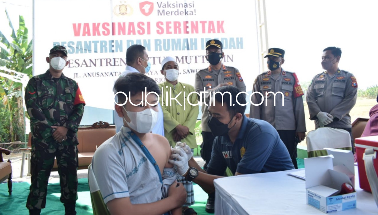 VAKSIN - Kapolresta Sidoarjo Kombes Pol Kusumo Wahyu Bintoro mengecek pelayanan Bus Gerai Vaksin Mobile Polresta Sidoarjo di depan Masjid Agung Sidoarjo, Jumat (10/09/2021).