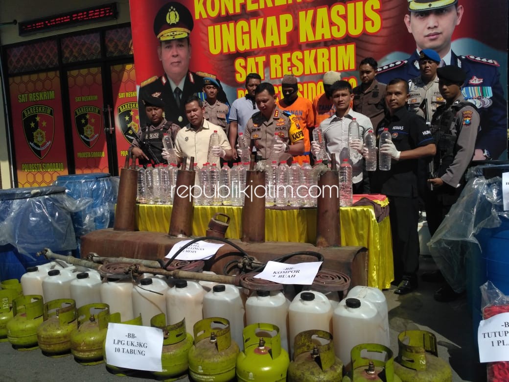 PRODUSEN - Satuan Reskrim, Polresta Sidoarjo meringkus dua produsen miras, Novi Setiawan (36) dan Puji Medianto (28) warga Tuban yang memproduksi arak jowo (Arjo) di Desa Sumorame, Kecamatan Candi, Sidoarjo, Selasa (10/09/2019).