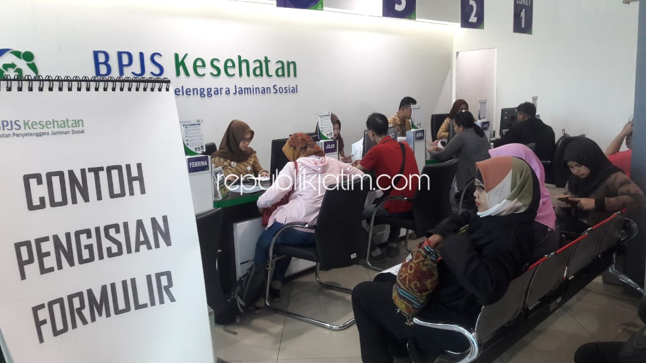 PELAYANAN - Dalam sehari BPJS Kesehatan Cabang Sidoarjo rata-rata masih melayani sekitar 600 peserta mulai pendaftaran, perubahan data, pembayaran hingga komplain, Selasa (10/09/2019).