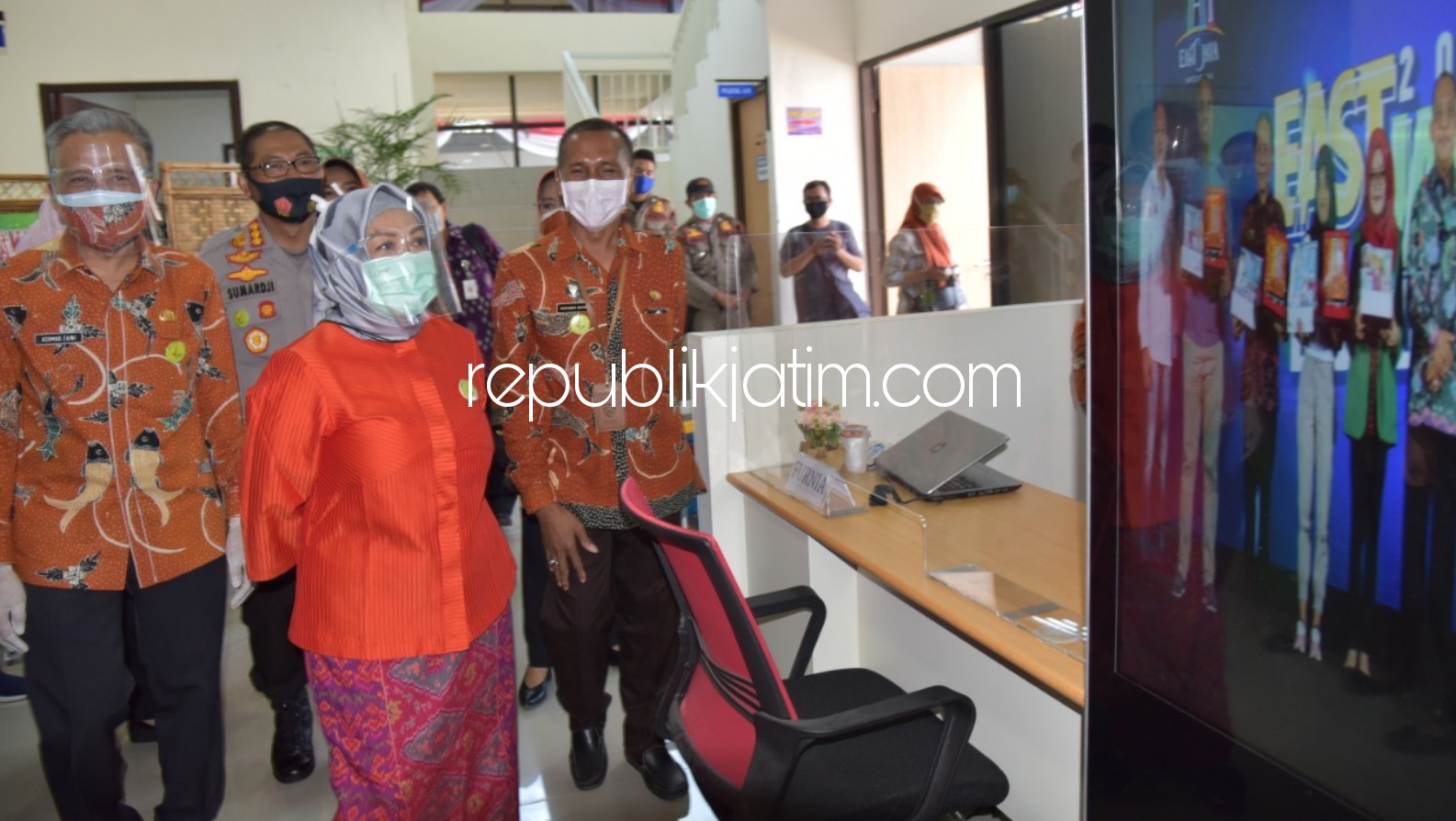 KUNJUNGAN - Deputi Bidang Pelayanan Publik Kementerian Pendayagunaan Aparatur Negara dan Reformasi Birokrasi (PANRB) Diah Natalisa berkunjung dalam rangka melaunching Mini Mall Pelayanan Publik (MPP) di Kecamatan Sukodono, Sidoarjo, Kamis (10/09/2020).