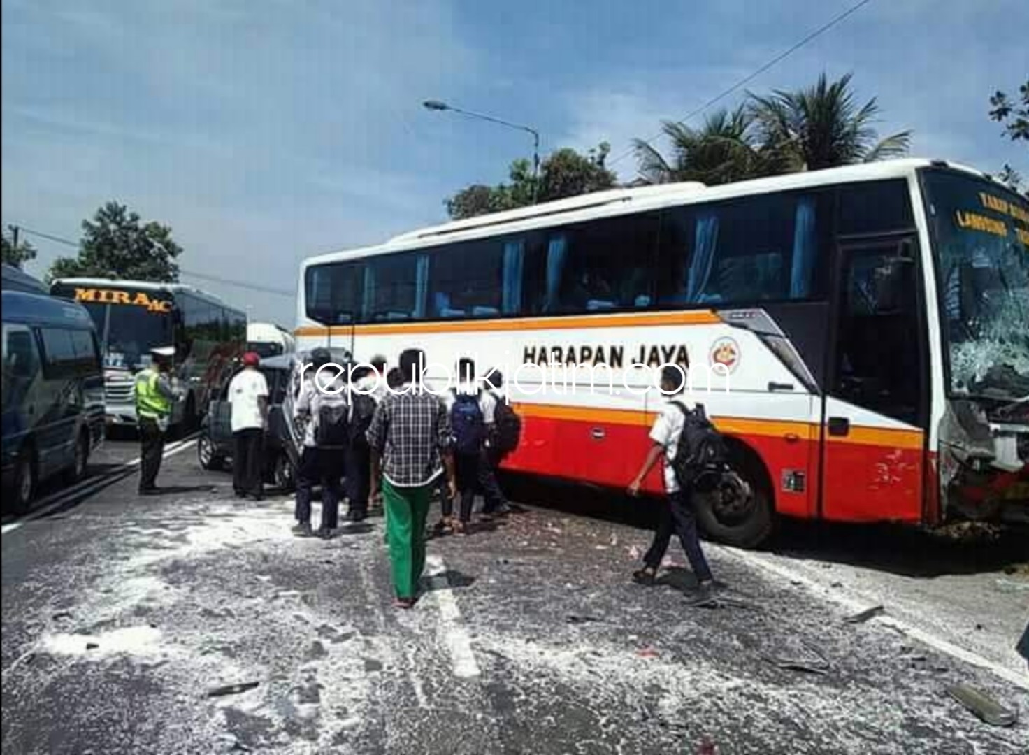 BERUNTUN - Kecelakaan beruntun terjadi di JL Raya Surabaya - Mojokerto, Desa Seduri, Kecamatan Balongbendo, Sidoarjo hingga mengakibatkan 2 korban tewas di lokasi kejadian dan 4 kendaraan mengalami kerusakan, Senin (10/09/2018).