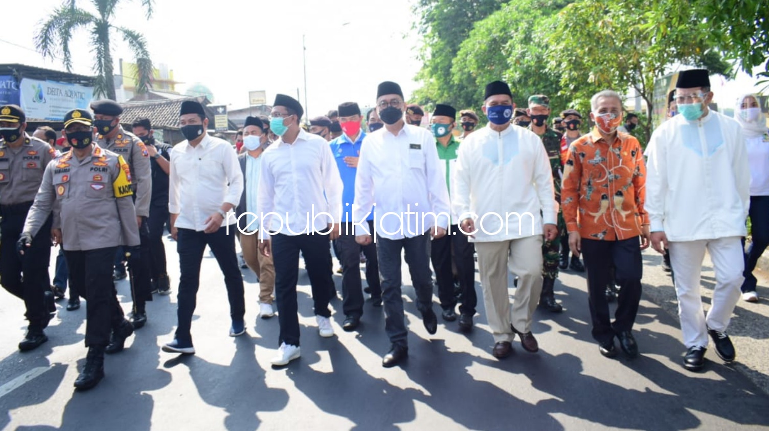 IKRAR DAMAI - Tiga Paslon Cabup dan Cawabup Sidoarjo membacakan ikrar Pilkada Damai dan menandatangani pakta integritas disaksikan Forkopimda Sidoarjo di halaman Polresta Sidoarjo, Kamis (10/09/2020).