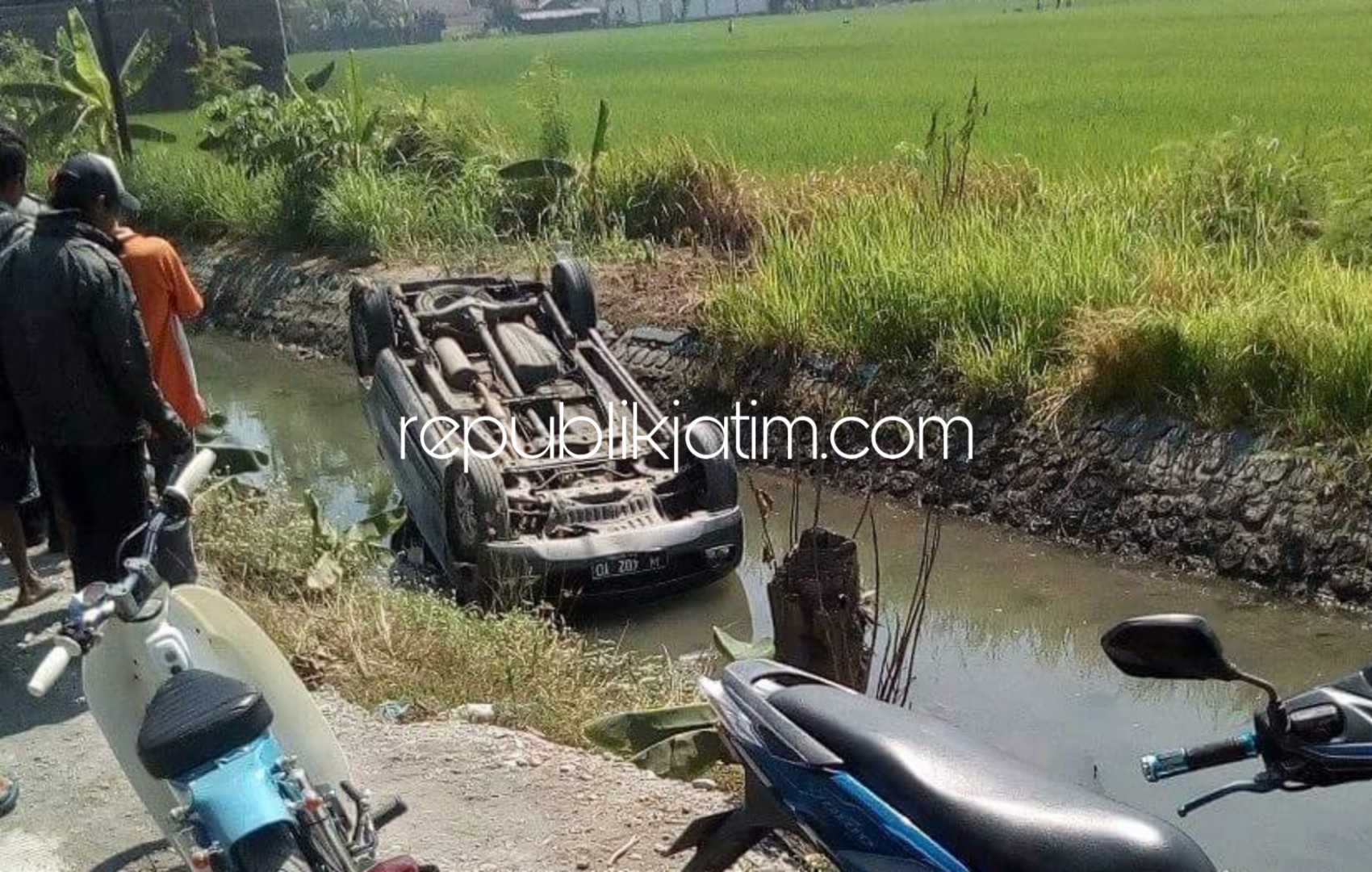 TERBALIK - Mobil Toyota Avanza kondisi terbalik di sungai kawasan Desa Kesambi, Kecamatan Porong, Sidoarjo, Minggu (09/09/2018).