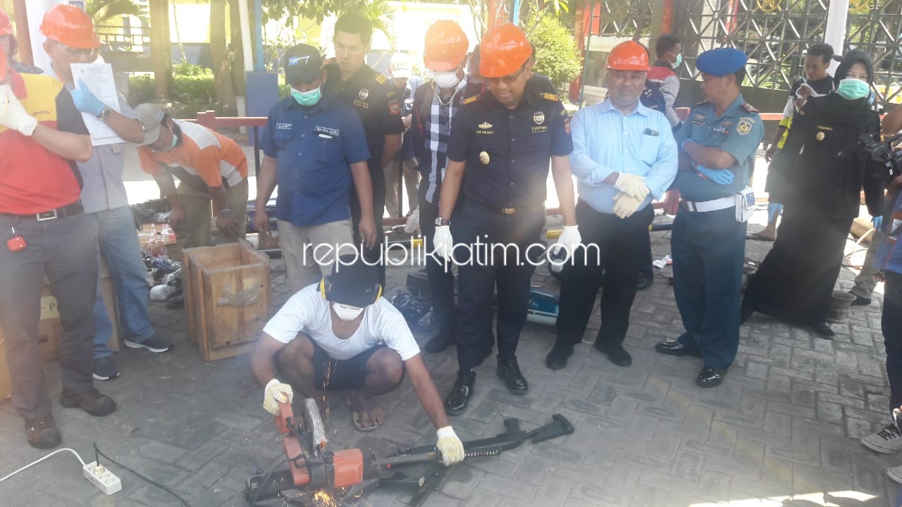 DIMUSNAHKAN - Kepala KPPBC Tipe Madya Pabean Juanda, Budi Harjanto memimpin pemusnahan ribuan barang dengan 12 jenis macam yang merupakan barang sitaan milik negara, Rabu (11/09/2019).