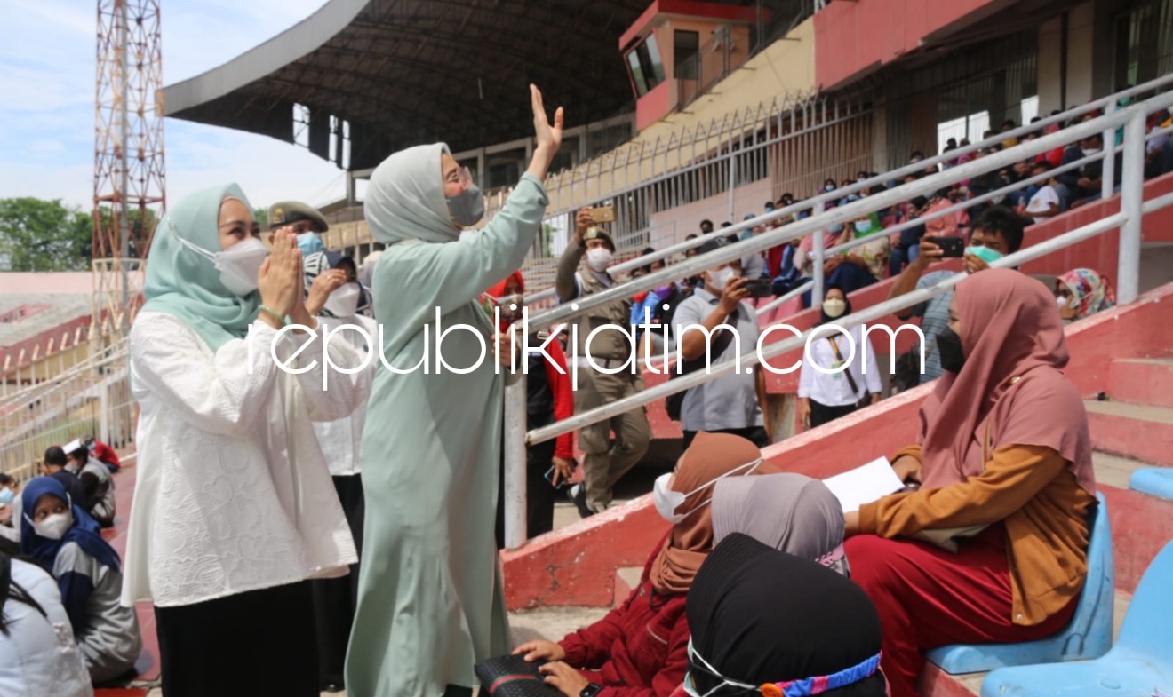 VAKSIN - Ketua TP PKK Sidoarjo, Ny Sa'adah Ahmad Muhdlor (Ning Sasha) meninjau vaksinasi 3.000 orang di GOR bersama anggota DPR RI Komisi IX Arzeti Bilbina dalam Program Vaksin Indonesia Bangkit diikuti pelajar dan pekerja Sabtu (11/09/2021).