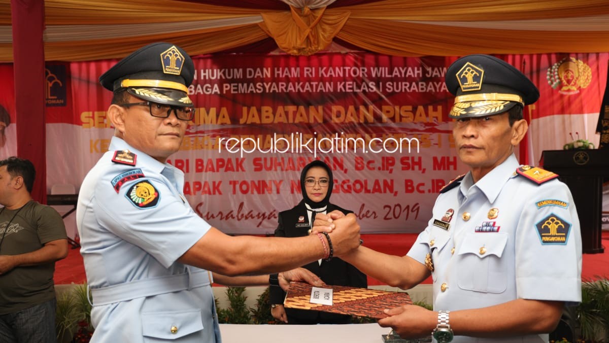 SERTIJAB - Kakanwil Kemenkumham Jatim Susy Susilawati memimpin sertijab Kalapas Kelas I Surabaya di Porong dari Suharman kepada Tony Nainggolan, Rabu (11/09/2019).