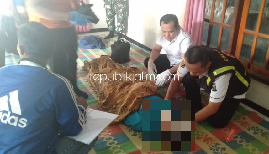 VISUM - Sejumlah petugas medis dan kepolisian memvisum luar korban, Parnu (50) Dusun Karanguni, Desa Krebet, Kecamatan Jambon, Ponorogo, Rabu (11/09/2019).