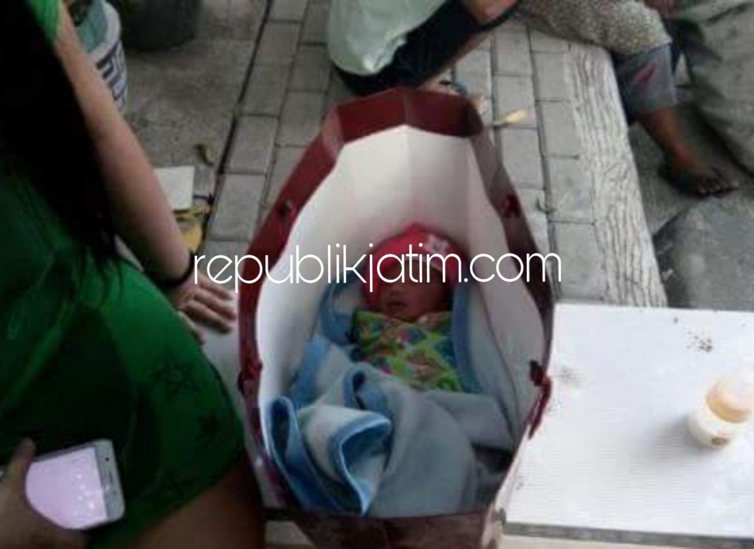 DIBUANG - Bayi berjenis kelamin perempuab dibuang di Perumahan Pondok Mutiara, Desa Banjarbendo, Kecamatan/Kabupaten Sidoarjo, Rabu (12/09/2018) pagi.