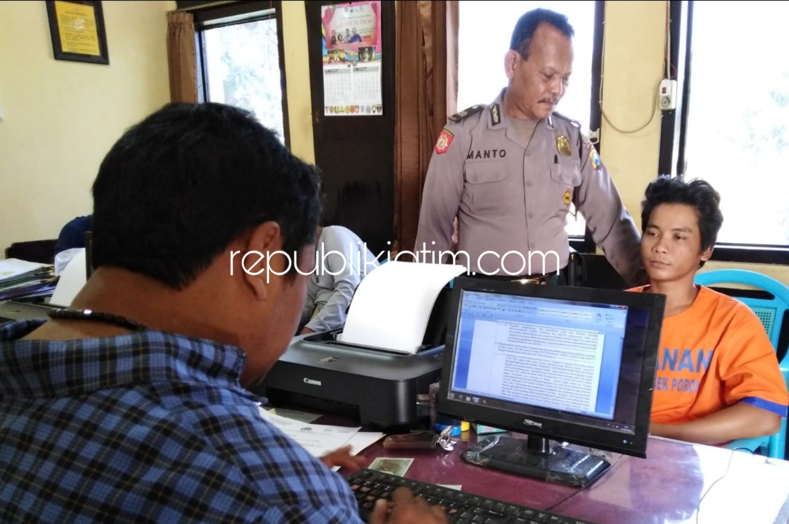 DIPERIKSA - Tersangka penganiayaan Yosi Panang Harjanto menjalani pemeriksaan di Polsek Porong terkait pemicu tersangka menganiaya sopir dan 2 kenek truk pengangkut mebeler, Rabu (12/09/2018).