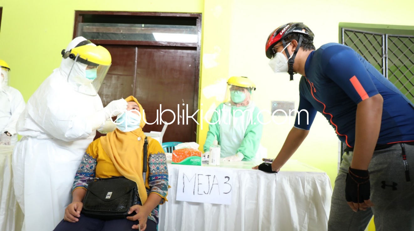 CEK - Bupati Sidoarjo, Ahmad Muhdlor Ali (Gus Muhdlor) mengecek Swab Antigen gratis bagi ribuan PPPK yang bakal ikut tes seleksi di GOR Sidoarjo, Minggu (12/09/2021).