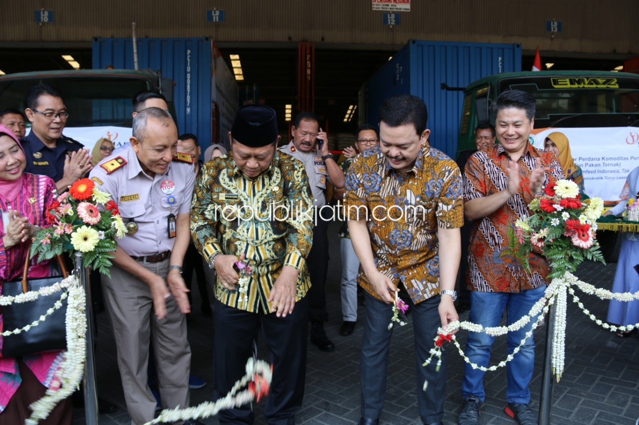 EKSPOR - Bupati Sidoarjo, Saiful Ilah menghadiri pelepasan ekspor pakan ternak perdana ke Republik Demokratik Timor Leste di PT Japfa Comfeed Indonesia Tbk, Kamis (12/09/2019).