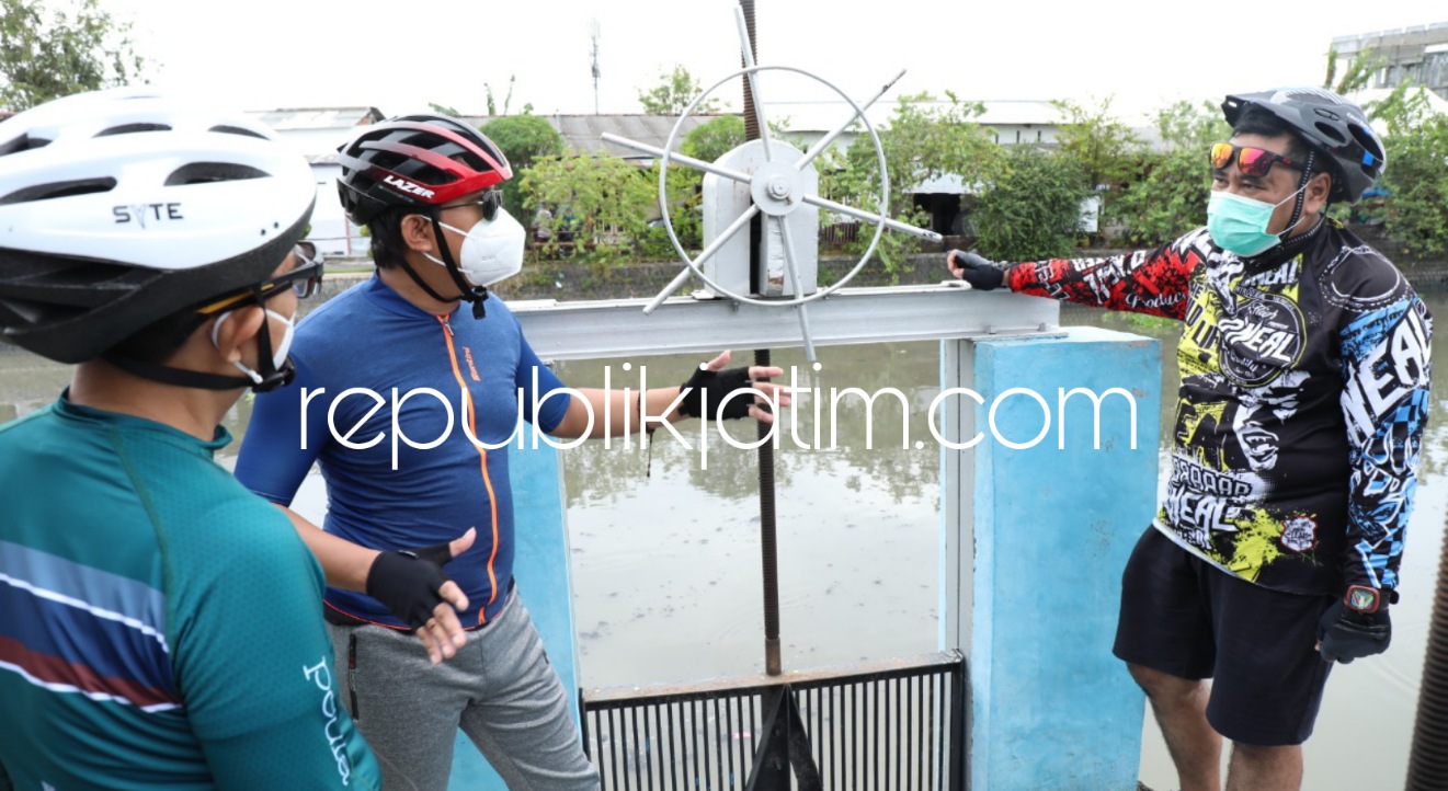 CEK - Sambil gowes Bupati Sidoarjo Ahmad Muhdlor Ali (Gus Muhdlor) bersama Kepala Dinas PUBM dan SDA Sigit Setyawan dan kepala OPD keliling ke beberapa rumah pompa air di sepanjang kali Kutuk, Sidokare - Rangkah, Minggu (12/09/2021).