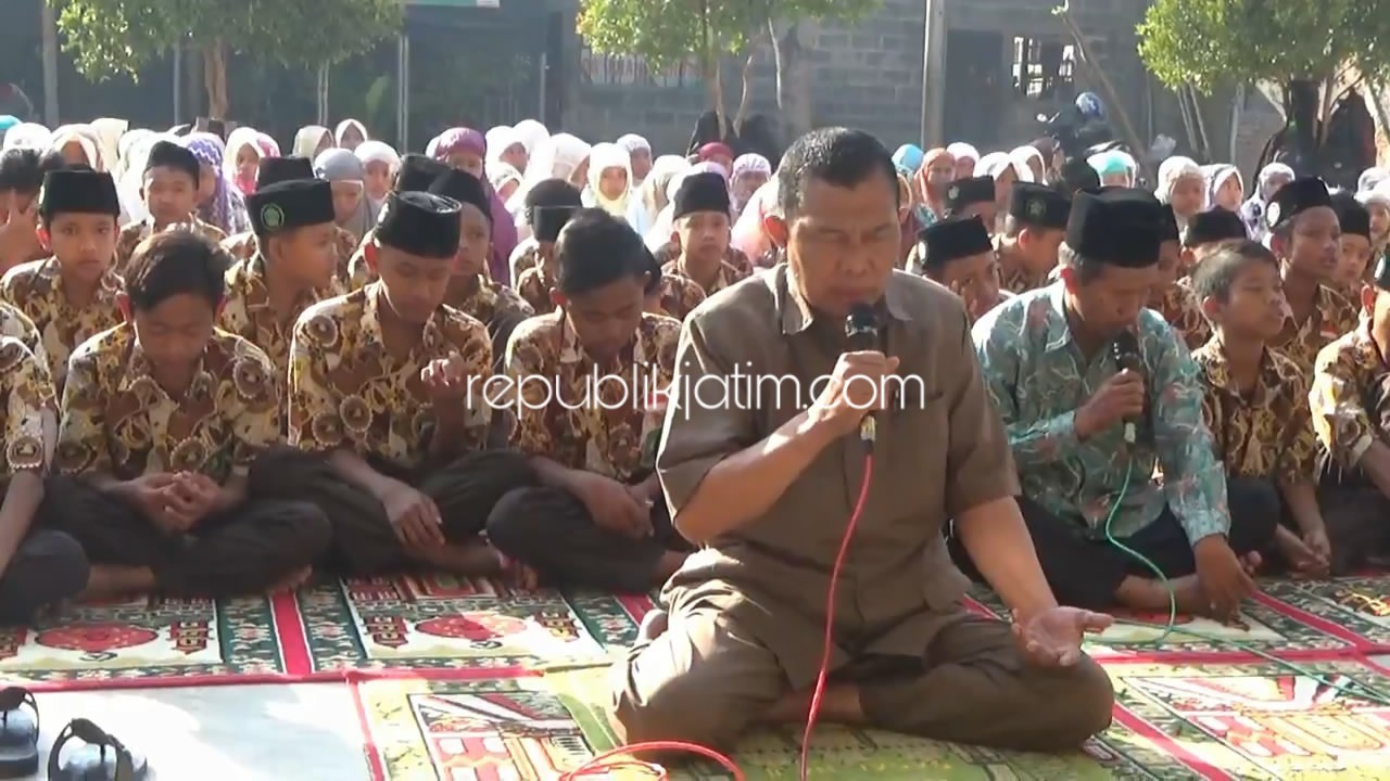 DOA BERSAMA - Ratusan siswa dan guru MTs YPM 1 Wonoayu, Sidoarjo menggelar doa bersama dan tahlilan di halaman sekolahnya untuk mendoakan Alm BJ Habibie, Kamis (12/09/2019).