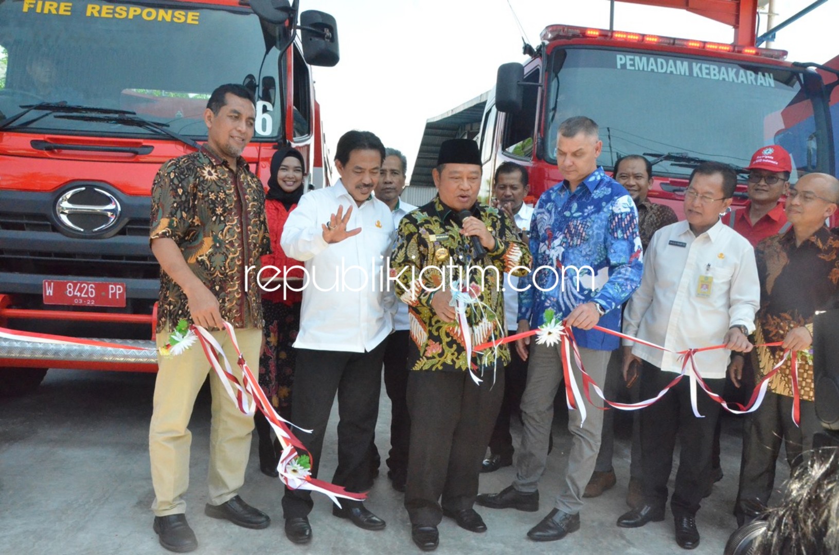 MERESMIKAN - Bupati Sidoarjo, Saiful Ilah didampingi Wabup Sidoarjo, Nur Ahmad Syaifuddin meresmikan Pos Damkar PT Ecco Indonesia, Rabu (12/09/2018).