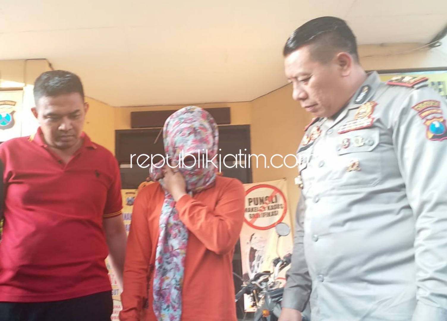 TERTANGKAP - Ny Ana (29) warga asal Ngawi yang tinggal di Perum Pondok Mutiara Blok BP Sidoarjo ditangkap anggota Polsek Sidoarjo Kota karena ketahuan membuang bayi yang baru dilahirkan, Rabu (12/09/2018).