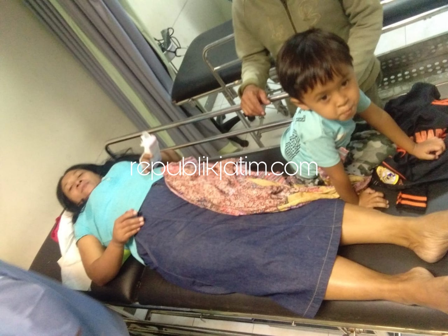 DIRAWAT - Sulamsri alias Benik (45) warga Dusun Glagahan, Desa Maguwan, Kecamatan Sambit, Ponorogo saat menjalani perawatan tim medis atas luka bekas pukulan martil, Rabu (12/09/2018).