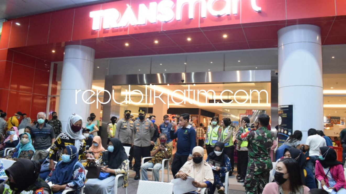 VAKSIN - Kapolresta Sidoarjo, Wakil Bupati Sidoarjo serta Dandim 0816 Sidoarjo memantau jalannya vaksinasi dan penerapan protokol kesehatan di Transmart Sidoarjo, Sabtu (11/09/2021) malam.