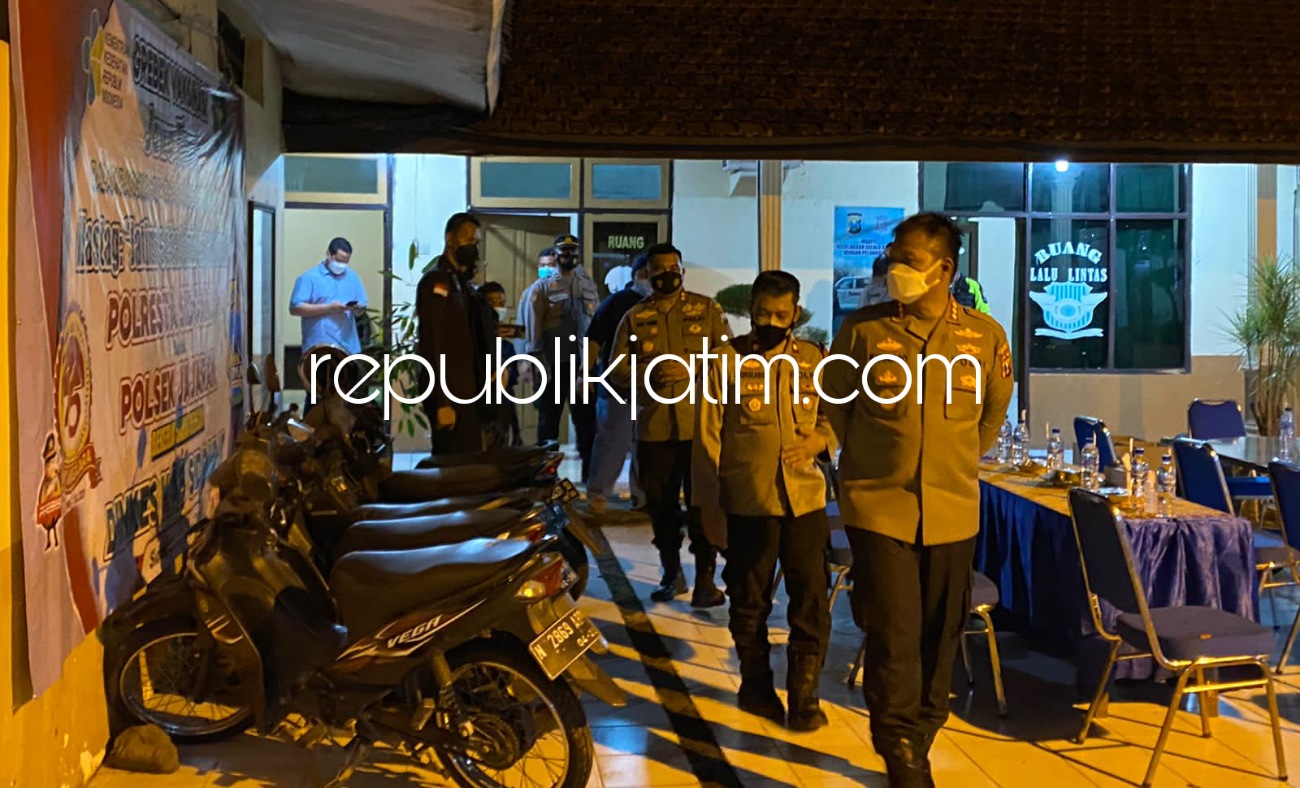 PATROLI - Kapolresta Sidoarjo Kombes Pol Kusumo Wahyu Bintoro, Waka Polresta Sidoarjo AKBP Deny Agung Andriana dan pejabat utama Polresta Sidoarjo patroli kamtibmas dari Polresta Sidoarjo menuju wilayah Balongbendo dan Krian, Sabtu (11/09/2021) malam. 