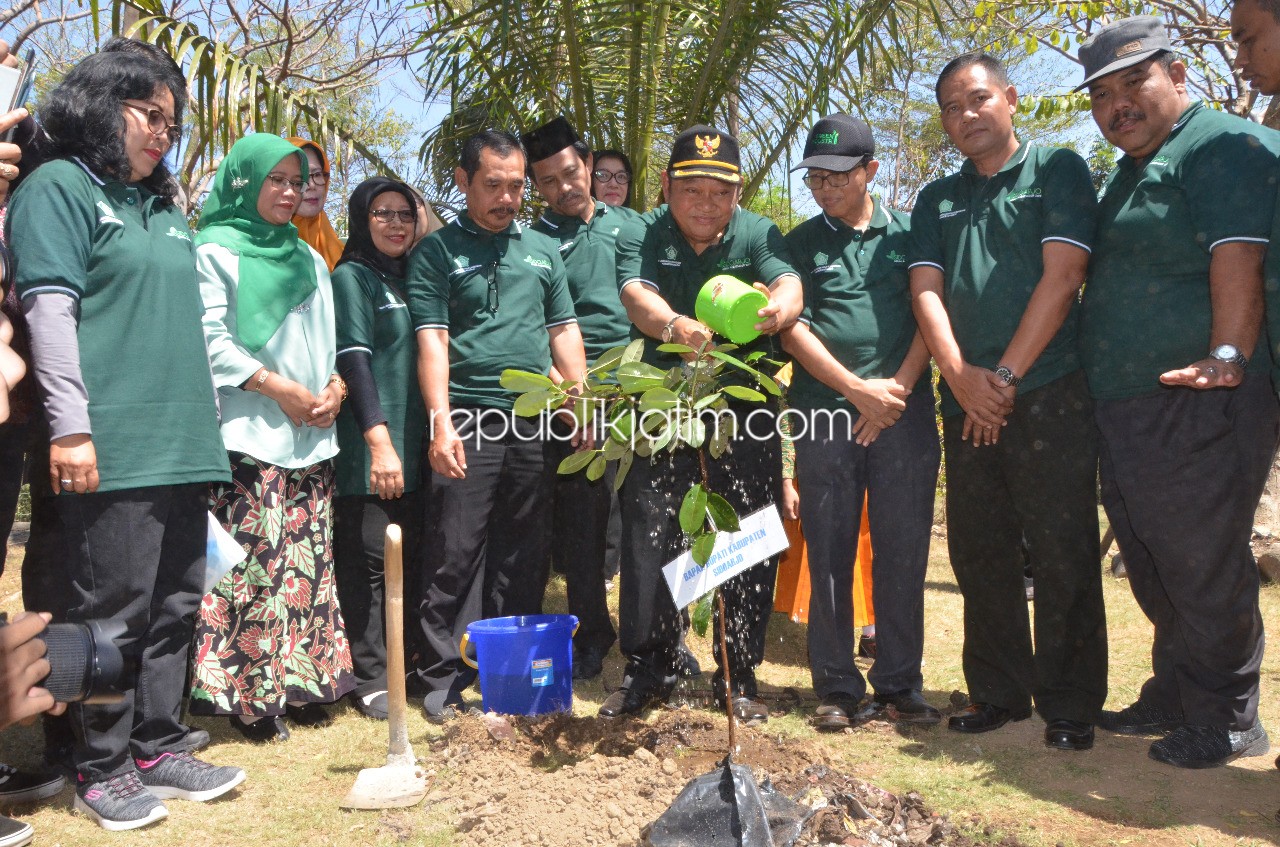 TANAM POHON - Bupati Sidoarjo, Saiful Ilah menanam pohon Sawoo Kecil di Taman Tanjung Puri, Desa Blurukidul, Kecamatan/Kabupaten Sidoarjo, Kamis (12/09/2019).
