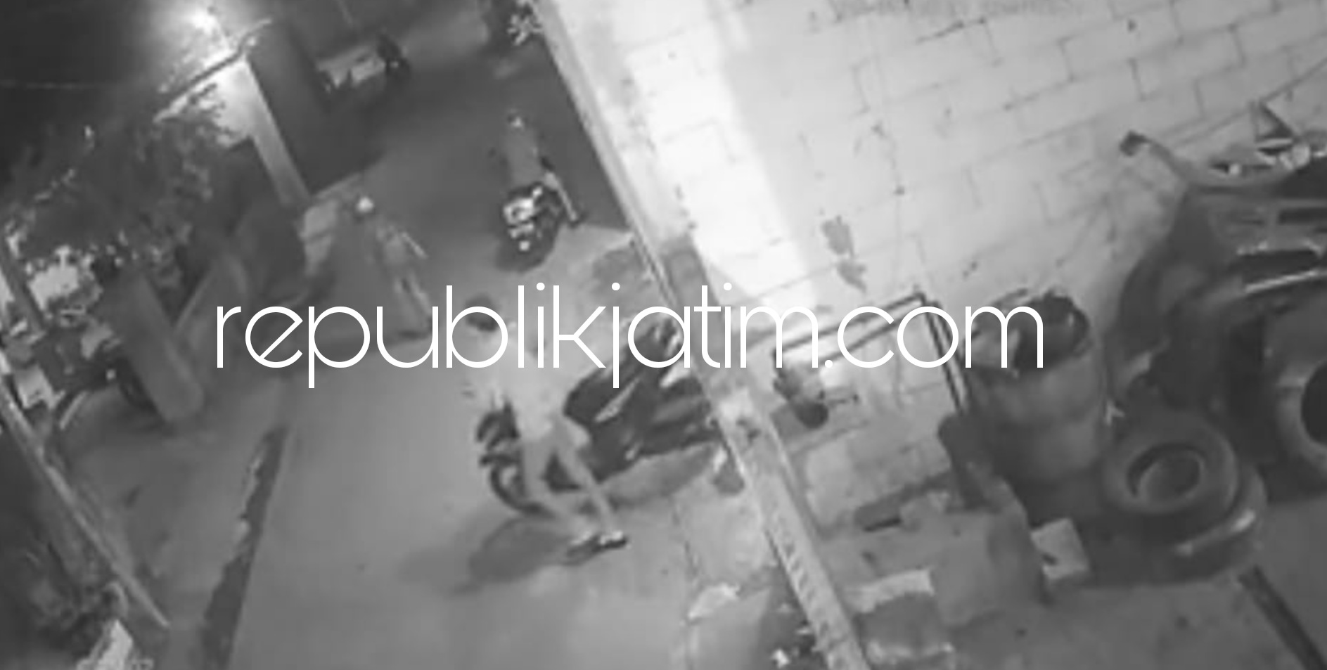 BERAKSI - Komplotan spesialis pencurian motor di rumah kos terekam CCTV saat mengeluarkan tiga motor curiannya dari rumah kos di Gang Masjid, JL Hayam Wuruk, Desa Sawotratap, Kecamatan Gedangan, Sidoarjo kemarin.