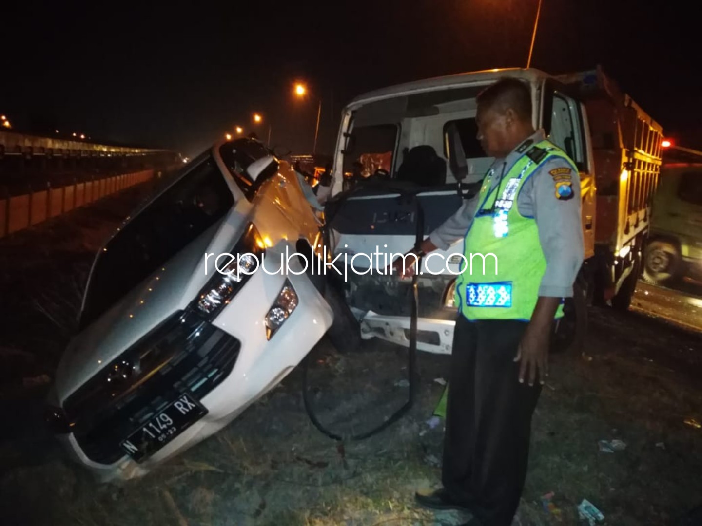 BERUNTUN - Sebuah dump truk menabrak mobil Toyota Innova dan berakhir menabrak Toyota Yaris di Jalur Arteri Porong, Sidoarjo, Selasa (11/09/2018) malam.