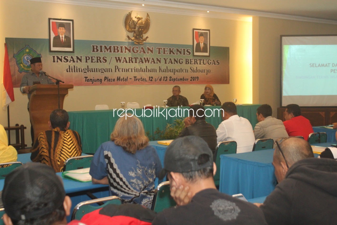 SAMBUTAN - Bupati Sidoarjo, Saiful Ilah memberikan sambutan dalam acara Bimbingan Teknis (Bimtek) Insan Pers di Hotel Tanjung Plaza, Prigen, Kabupaten Pasuruan, Kamis (12/09/2019) malam.