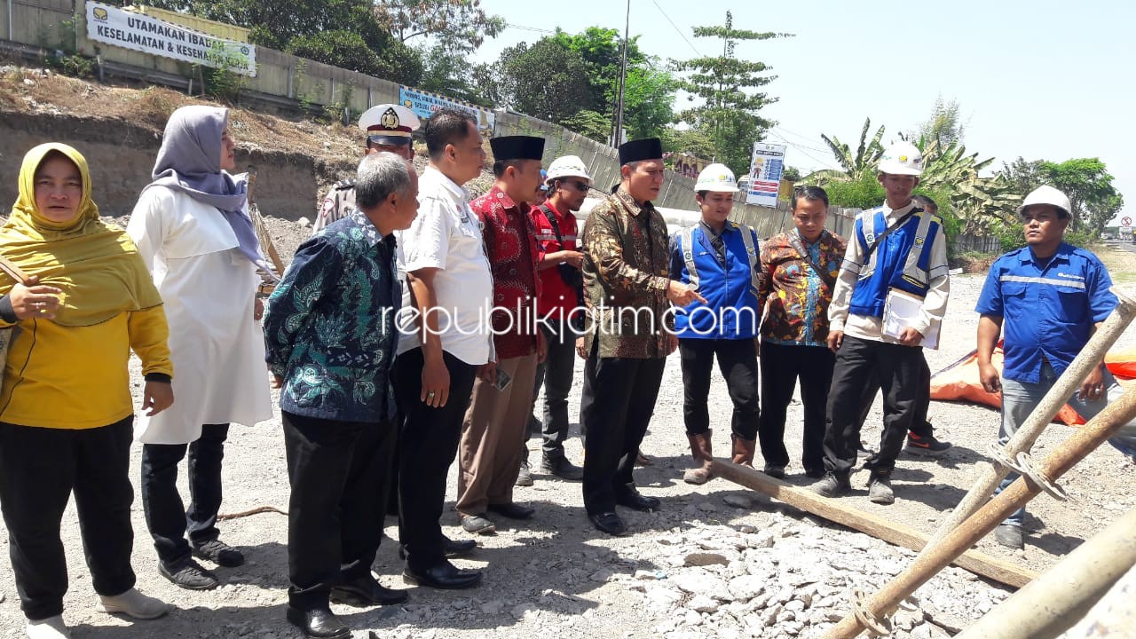 SIDAK - Anggota Komisi V DPR RI, Bambang Haryo Soekartono menggelar sidak pembangunan Flyover Masangan Wetan, Kecamatan Sukodono, Sidoarjo yang menelan anggaran Rp 130 miliar, Jumat (13/09/2019).