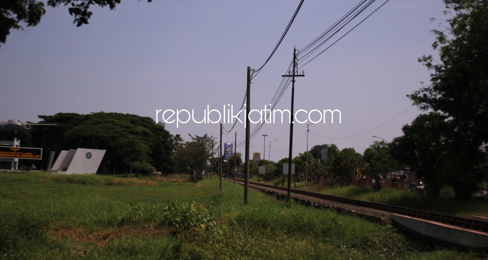 TARGET - Dinas Pekerjaan Umum (PU) Bina Marga dan Sumber Daya Air (BM dan SDA) Pemkab Sidoarjo menyiapkan anggaran Rp 10 miliar untuk lelang pembangunan jalur Frontage Road (FR) di sekitar Aloha, Gedangan, Sidoarjo, Minggu (13/09/2020).