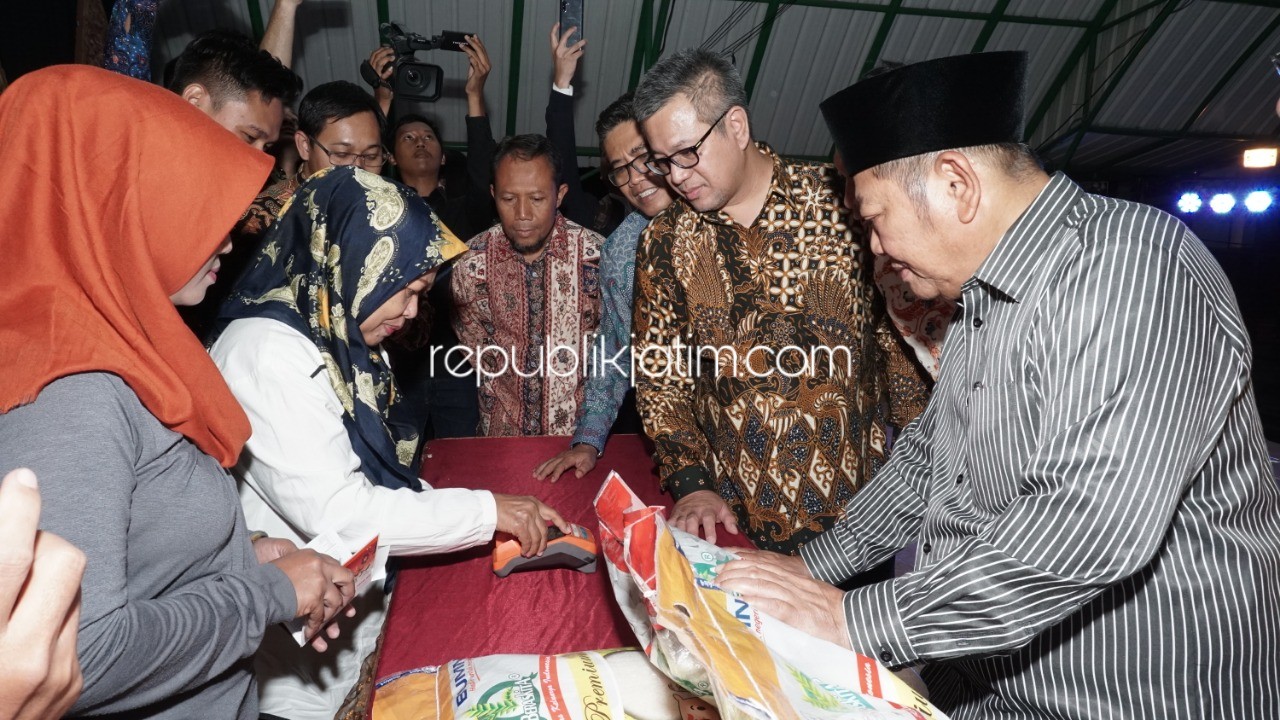 CEK - Bupati Sidoarjo, Saiful Ilah mengecek Bantuan Pangan Non Tunai (BPNT) bersama tim OJK di Dinas Pariwisata Pemuda dan Olahraga (Disparpora) Pemkab Sidoarjo, Kamis (12/09/2019) malam.