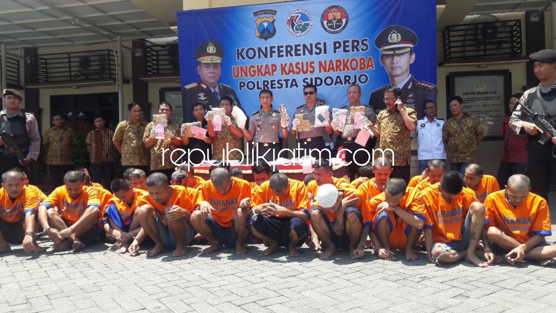 PENGEDAR - Sebanyak 29 tersangka pengedar narkoba mulai sabu-sabu, pil koplo hingga ganja diamankan petugas Satuan Reskoba, Polresta Sidoarjo bersama barang buktinya, Jumat (14/09/2018).