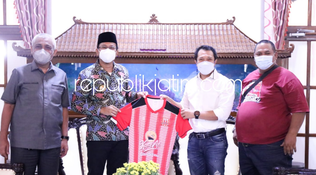 DUKUNG - CEO Deltras, Amir Burhanuddin bersama Ketua PSSI Jatim Riyadh Bahalmar dan Ketua Delta Mania Saiful Bahri menemui Bupati Sidoarjo Ahmad Muhdlor di Pendopo Delta Wibawa minta izin Deltras bakal bertanding di Divisi Tiga Liga, Selasa (14/09/2021).