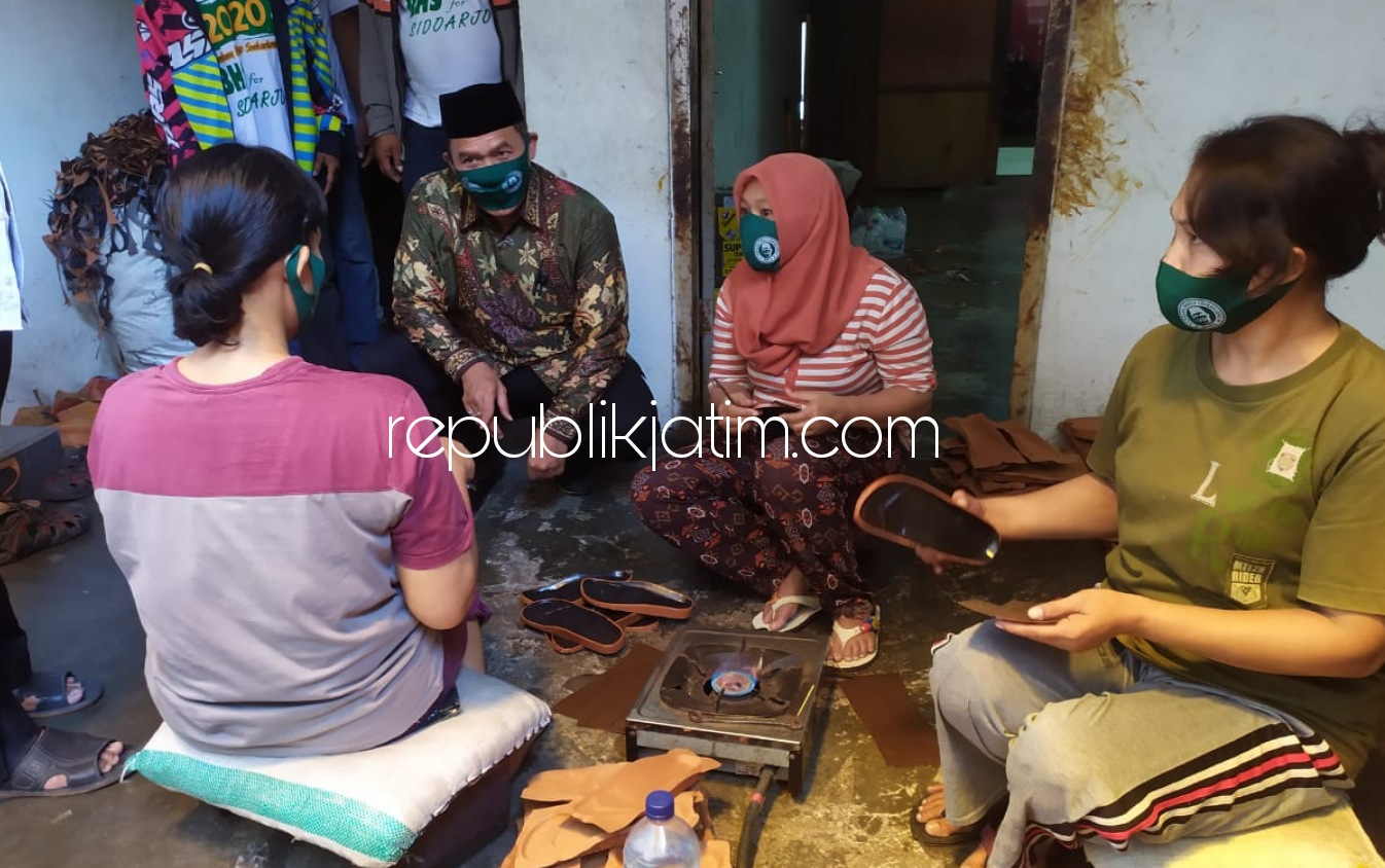 DIALOG - Cabup Sidarjo, Bambang Haryo Soekartono (BHS) mengunjungi sentra UMKM Sepatu dan Sandal Mojosantren, Kelurahan Kemasan, Kecamatan Krian, Sidoarjo, Senin (14/09/2020).
