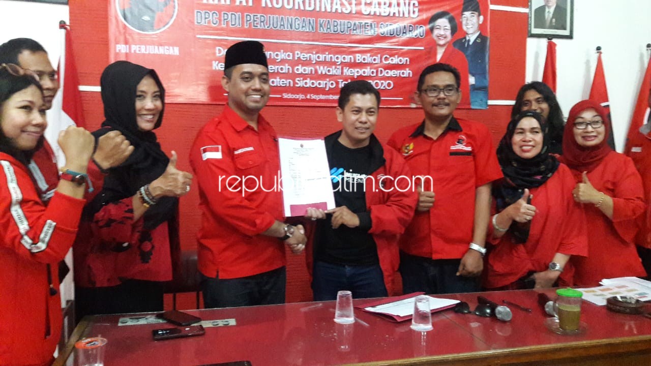 DAFTAR - Kader PDIP, Hadrean Renanda (34) warga Perumahan Pondok Mutiara mendaftarkan dan mengembalikan formulir ke panitia penjaringan bakal calon bupati dan wakil bupati (bacabup dan bacawabup) di Kantor DPC PDIP JL Jati Selatan, Sabtu (14/09/2019).